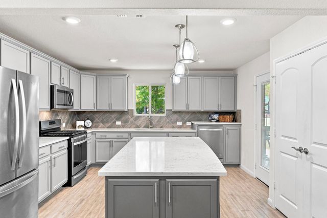 201 Flaxen Chestnut, The Woodlands, TX 77382