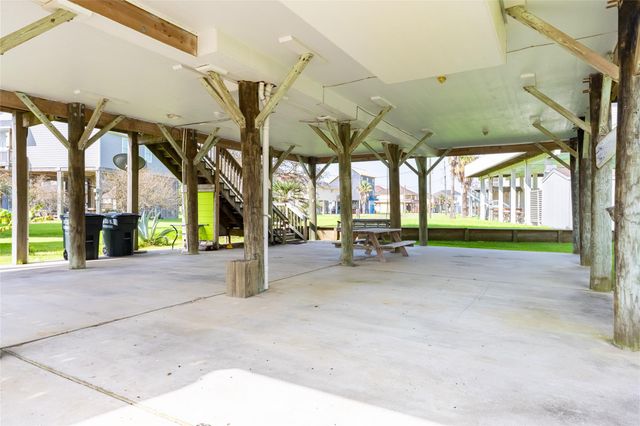 975 S Redfish, Crystal Beach, TX 77650