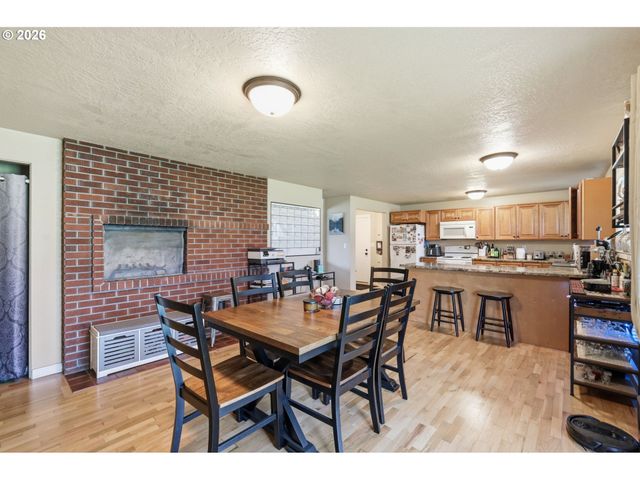 76 WOODLANE Dr, Springfield, OR 97477