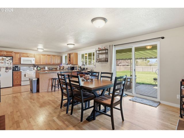 76 WOODLANE Dr, Springfield, OR 97477