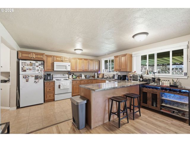 76 WOODLANE Dr, Springfield, OR 97477