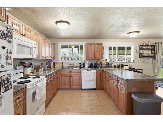 76 WOODLANE Dr, Springfield, OR 97477