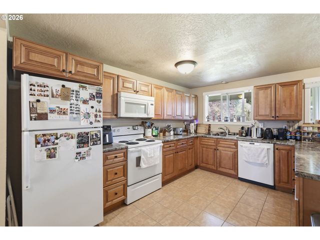76 WOODLANE Dr, Springfield, OR 97477