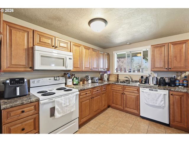 76 WOODLANE Dr, Springfield, OR 97477