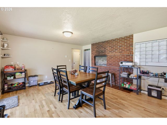 76 WOODLANE Dr, Springfield, OR 97477