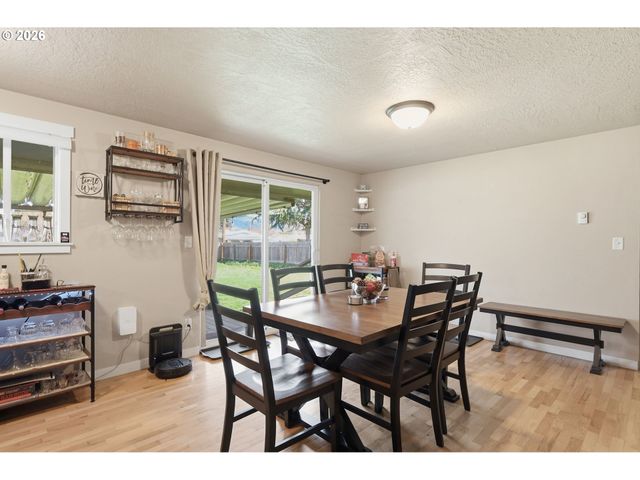 76 WOODLANE Dr, Springfield, OR 97477