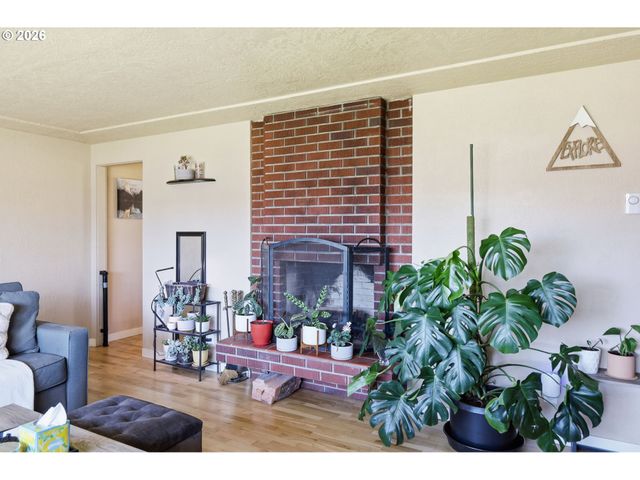 76 WOODLANE Dr, Springfield, OR 97477