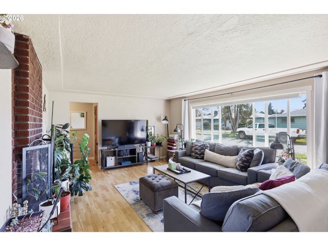 76 WOODLANE Dr, Springfield, OR 97477