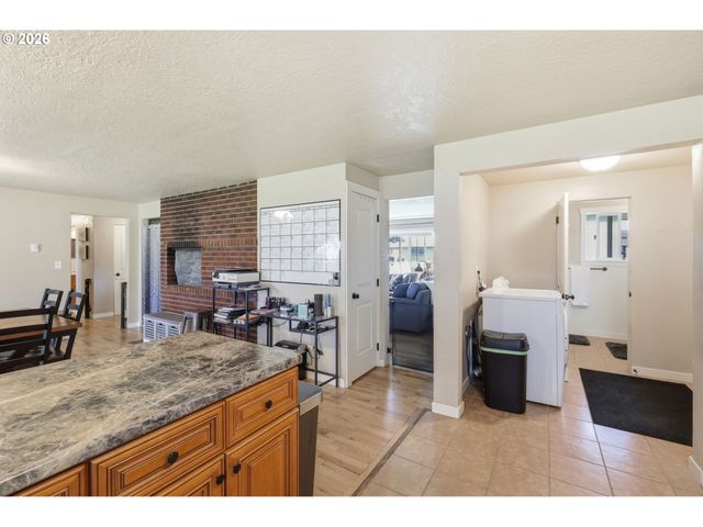 76 WOODLANE Dr, Springfield, OR 97477