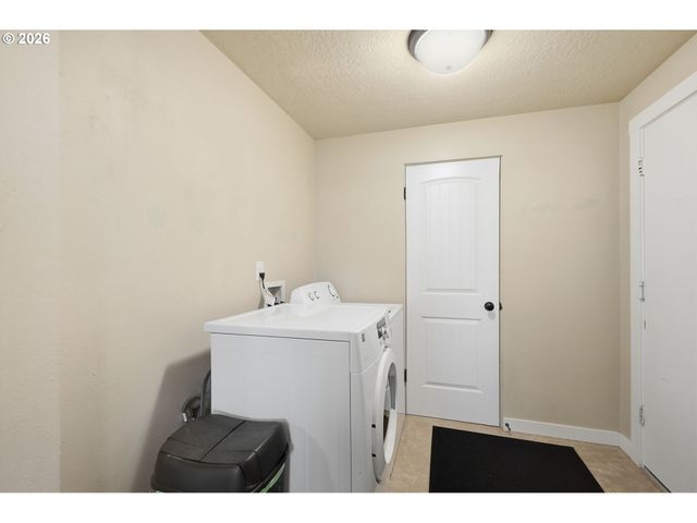 76 WOODLANE Dr, Springfield, OR 97477