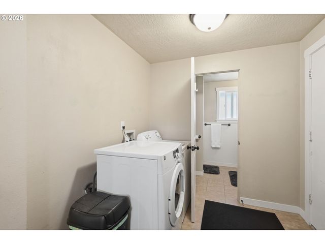 76 WOODLANE Dr, Springfield, OR 97477