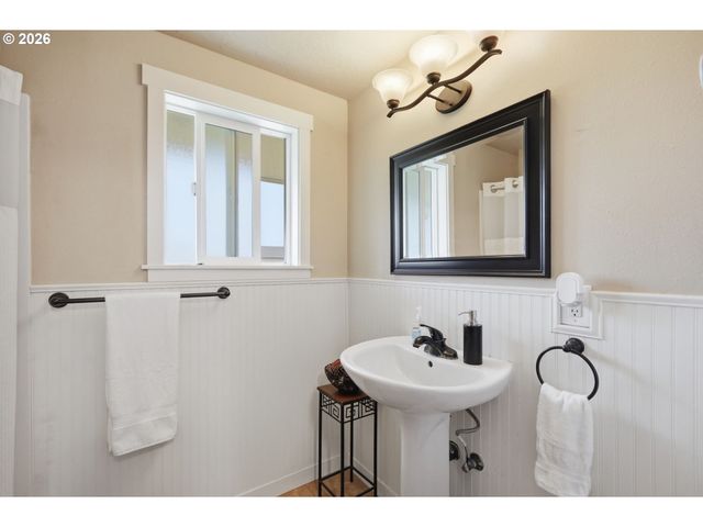 76 WOODLANE Dr, Springfield, OR 97477