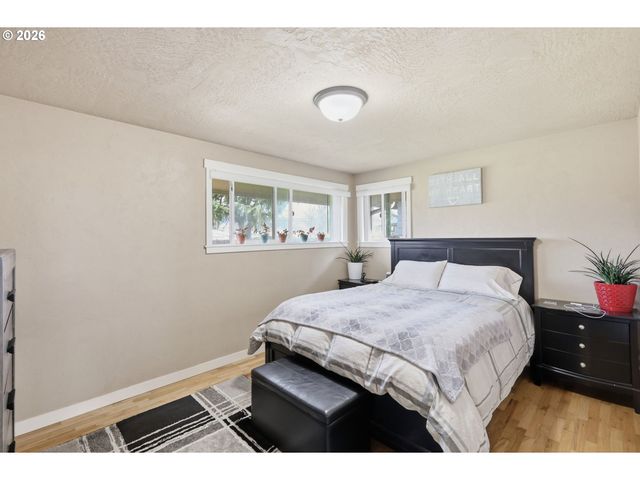 76 WOODLANE Dr, Springfield, OR 97477