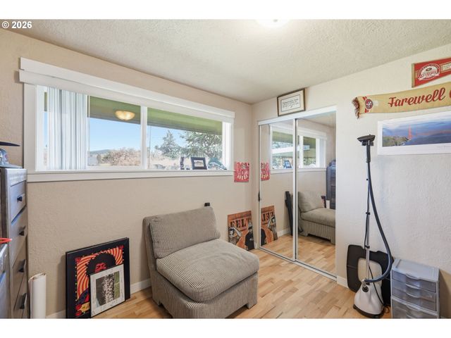 76 WOODLANE Dr, Springfield, OR 97477