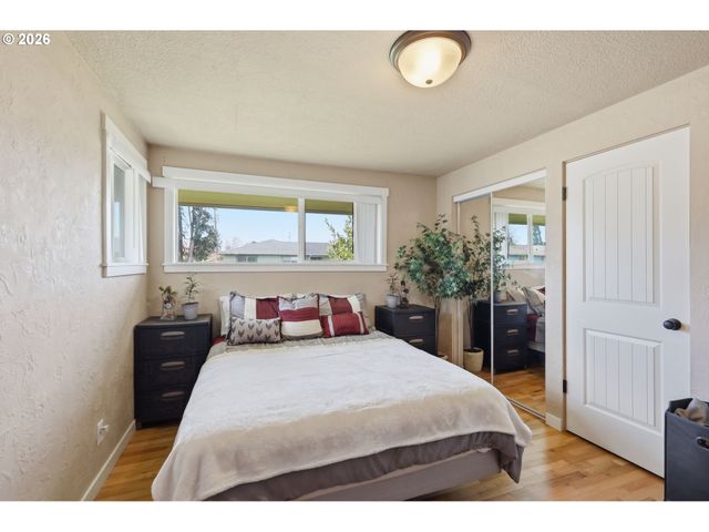 76 WOODLANE Dr, Springfield, OR 97477