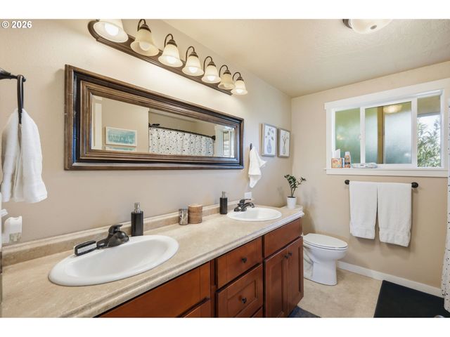 76 WOODLANE Dr, Springfield, OR 97477