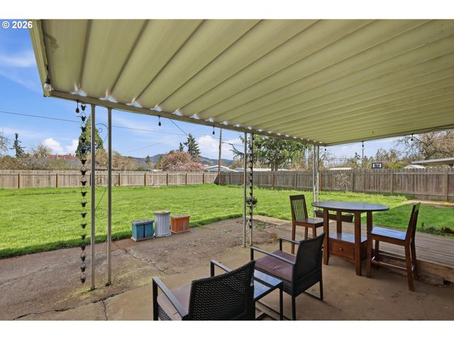 76 WOODLANE Dr, Springfield, OR 97477