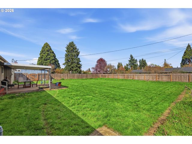 76 WOODLANE Dr, Springfield, OR 97477