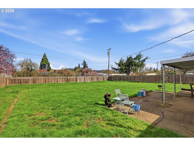 76 WOODLANE Dr, Springfield, OR 97477