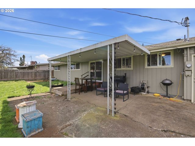 76 WOODLANE Dr, Springfield, OR 97477