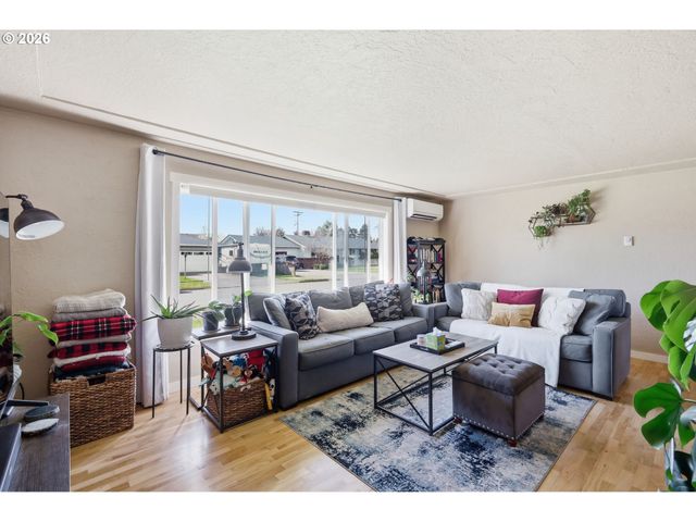 76 WOODLANE Dr, Springfield, OR 97477