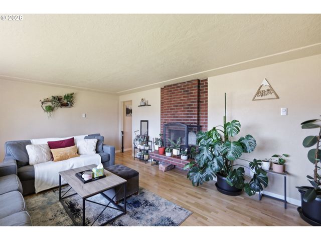 76 WOODLANE Dr, Springfield, OR 97477