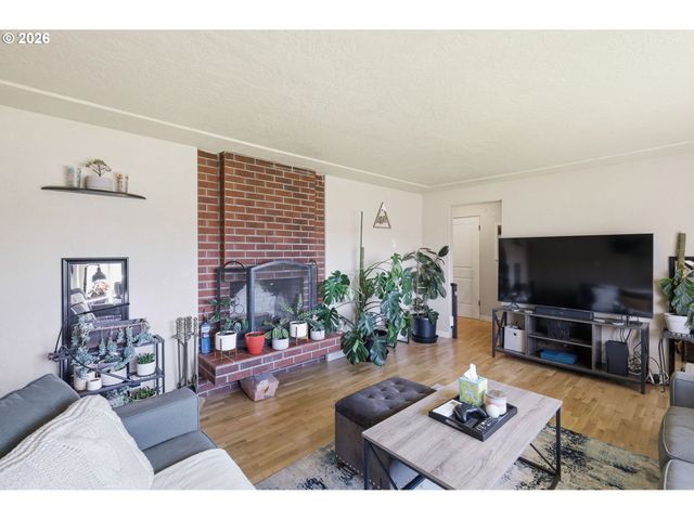 76 WOODLANE Dr, Springfield, OR 97477