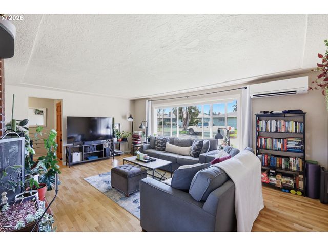 76 WOODLANE Dr, Springfield, OR 97477