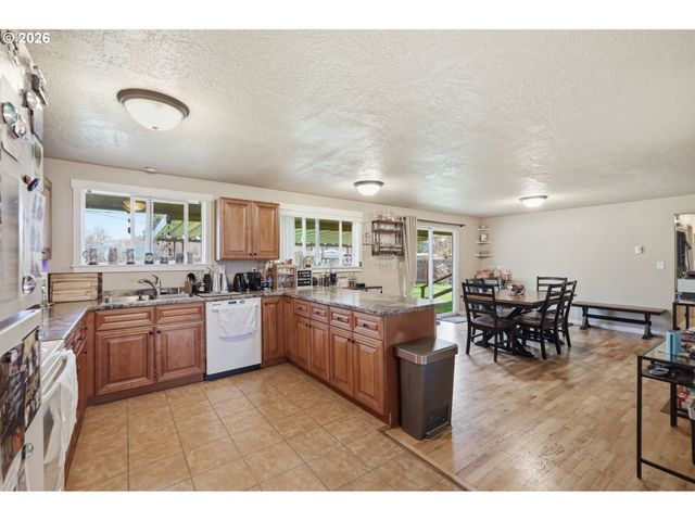 76 WOODLANE Dr, Springfield, OR 97477