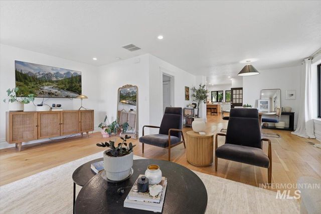 1811 W Greenhurst Rd, Nampa, ID 83686