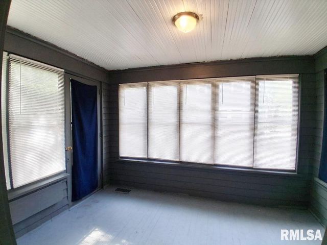 810 N DOUGLAS Street, Peoria, IL 61606