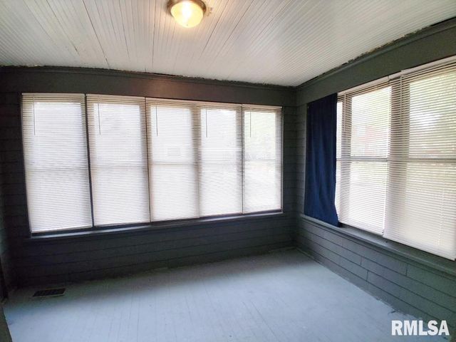 810 N DOUGLAS Street, Peoria, IL 61606