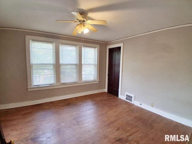 810 N DOUGLAS Street, Peoria, IL 61606