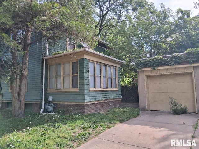 810 N DOUGLAS Street, Peoria, IL 61606