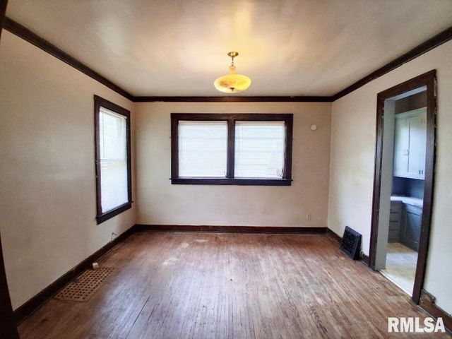 810 N DOUGLAS Street, Peoria, IL 61606