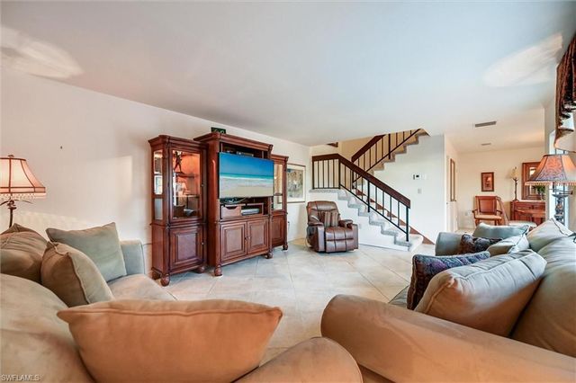 185 Lake Point LN 8B, Naples, FL 34112