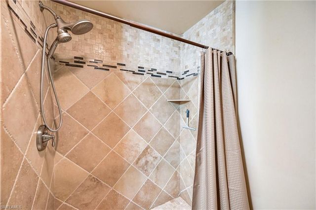 185 Lake Point LN 8B, Naples, FL 34112