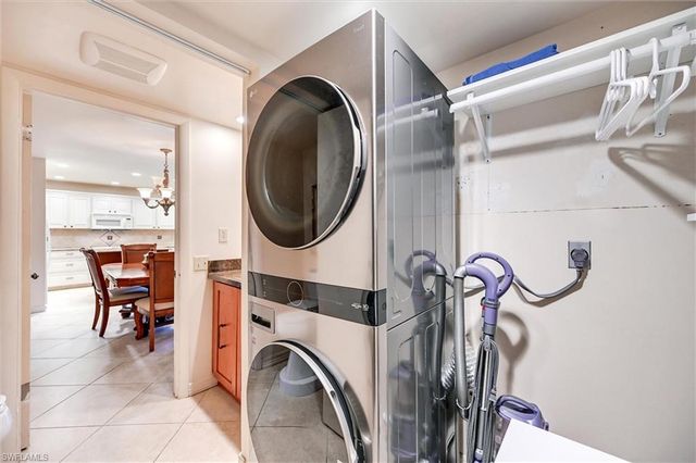 185 Lake Point LN 8B, Naples, FL 34112