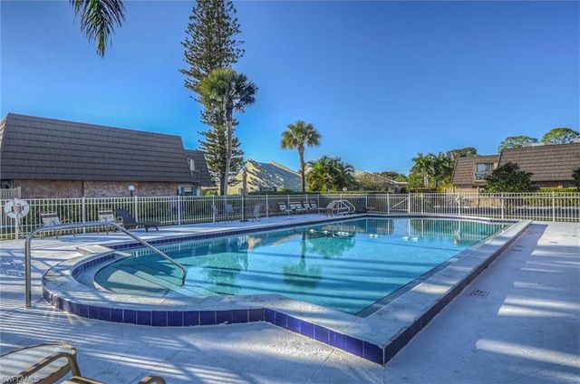 185 Lake Point LN 8B, Naples, FL 34112