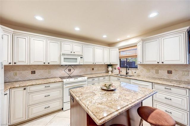 185 Lake Point LN 8B, Naples, FL 34112