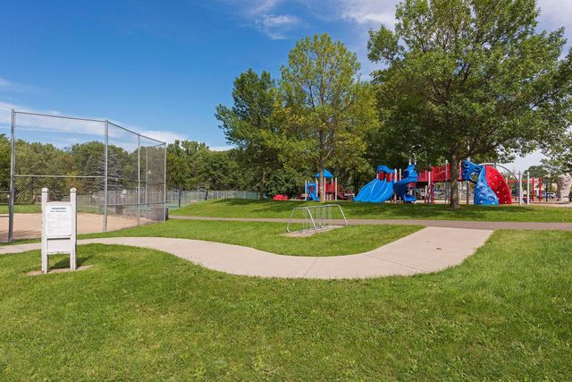 588 Willoughby Way W, Minnetonka, MN 55305