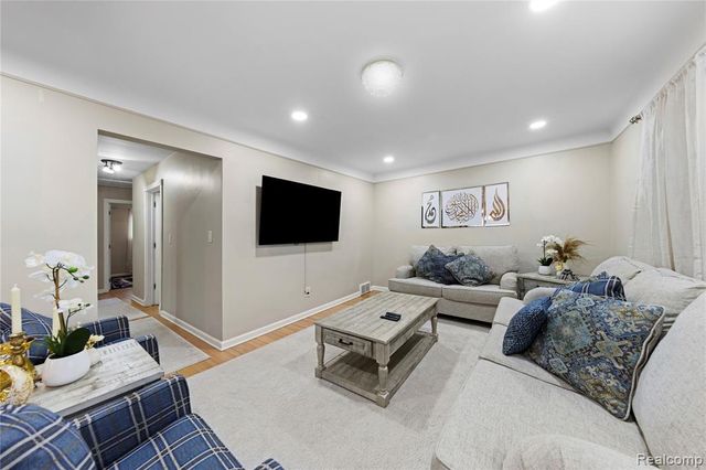 4692 Mckinley Street, Dearborn Heights, MI 48125