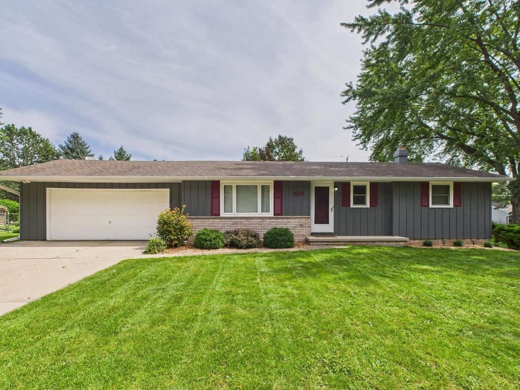 910 VELSEN ROAD, Green Bay, WI 54313