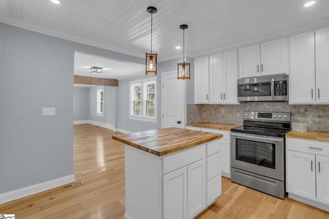 15 Piedmont Avenue, Greenville, SC 29611