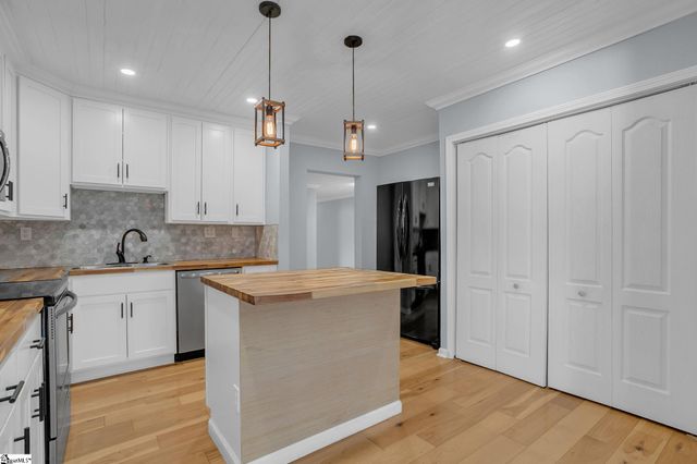 15 Piedmont Avenue, Greenville, SC 29611