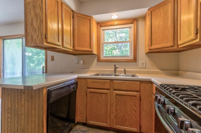 11000 Fischer Road, Evansville, IN 47720