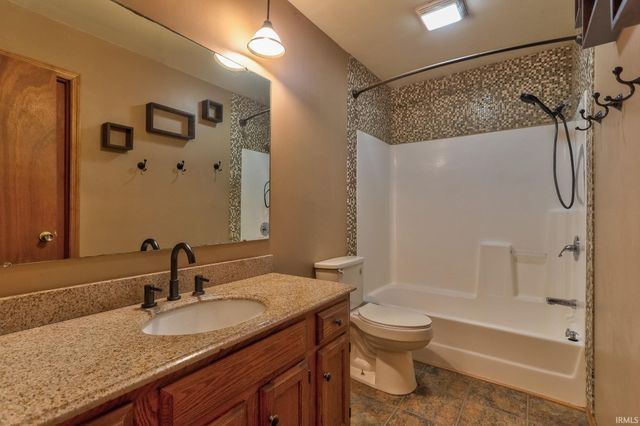 11000 Fischer Road, Evansville, IN 47720