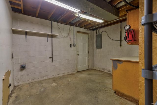 11000 Fischer Road, Evansville, IN 47720