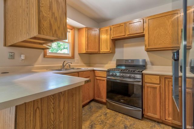 11000 Fischer Road, Evansville, IN 47720