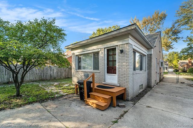 20926 Lennon Street, Harper Woods, MI 48225
